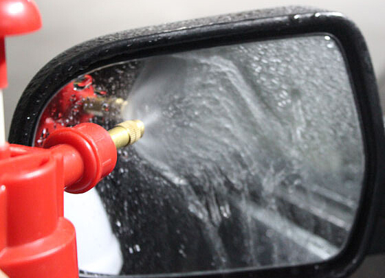 對(duì)付雨天后視鏡水珠