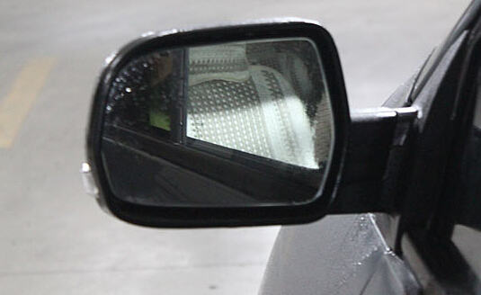 對(duì)付雨天后視鏡水珠