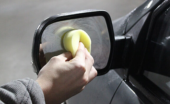 對(duì)付雨天后視鏡水珠