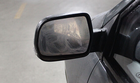 對(duì)付雨天后視鏡水珠