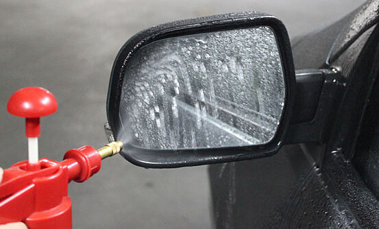 對(duì)付雨天后視鏡水珠
