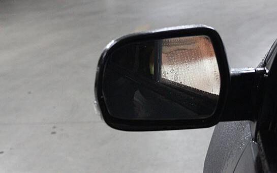 對(duì)付雨天后視鏡水珠