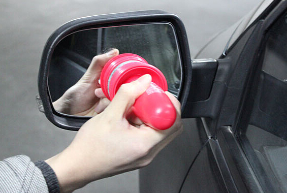 對(duì)付雨天后視鏡水珠