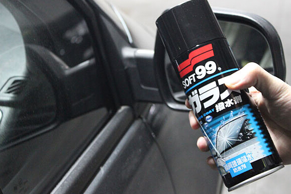 對(duì)付雨天后視鏡水珠