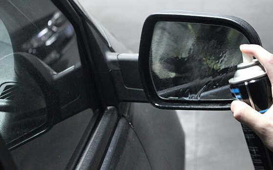 對(duì)付雨天后視鏡水珠