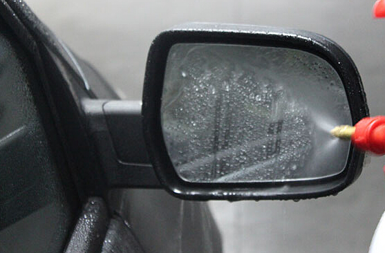 對(duì)付雨天后視鏡水珠
