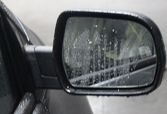 對(duì)付雨天后視鏡水珠