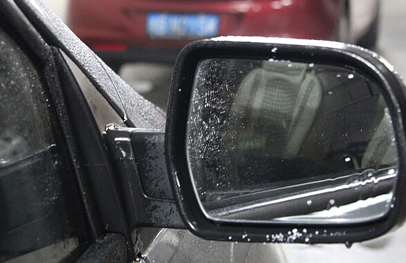 對(duì)付雨天后視鏡水珠